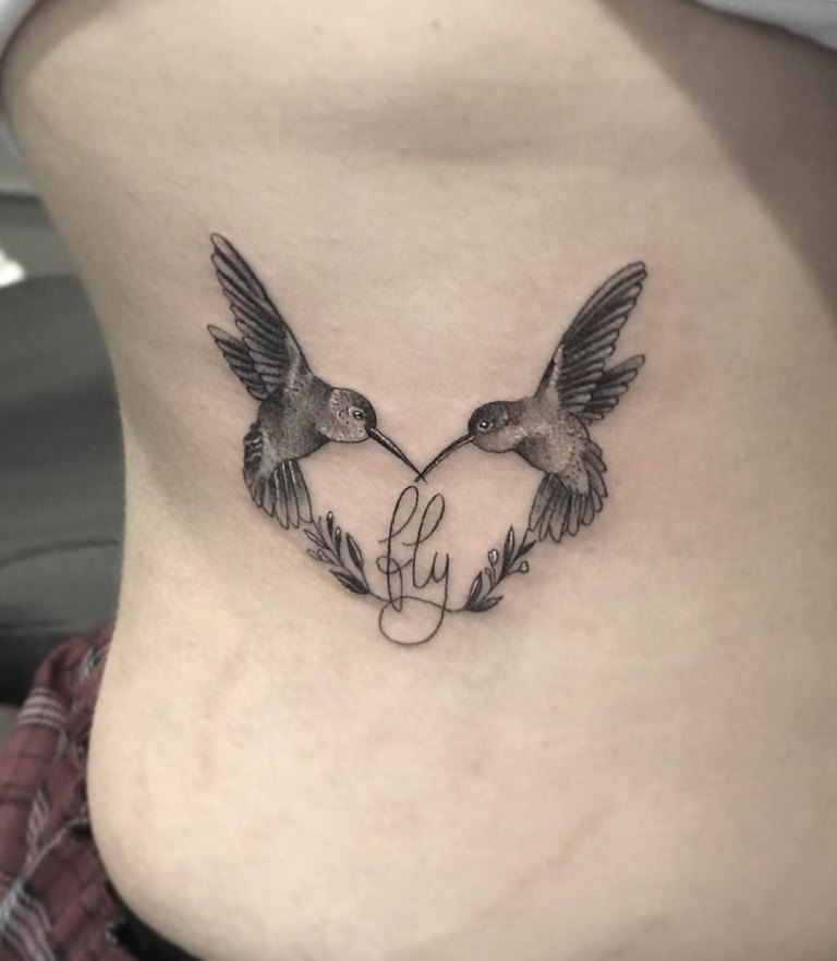 татуировка птицы на ребрах
