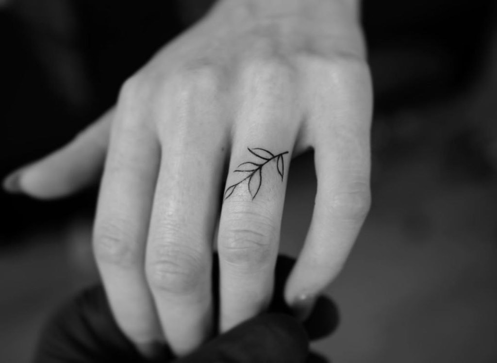 тату веточка с листьями на руке