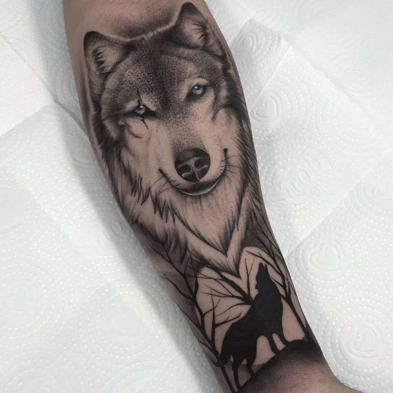 тату волк на руке у девушки