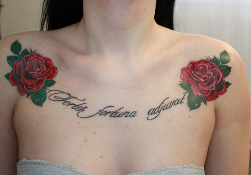 Татуировка «Счастье сопутствует смелым» на женской груди