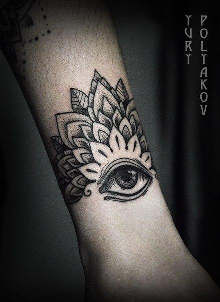 Художественная татуировка «Мандала с глазом»