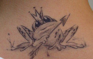 татуировка лягушка..