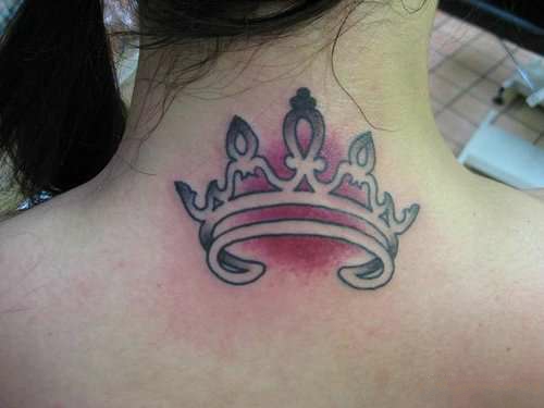 Фото цветная тату - корона на шее девушки