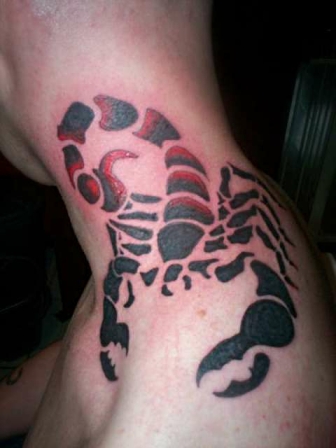 Фото татуировка на шее - скорпион