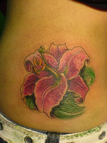 Фото татуировка с изображением цветка лилии