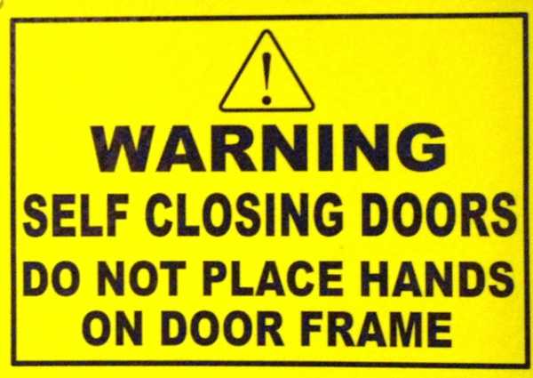 Вывеска перевод. Предупреждение на дверь. Надпись на английском осторожно шум. Warning Doors are closing.
