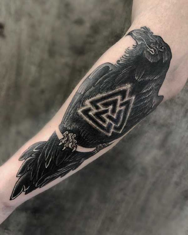 Тату скандинавские руны – эскизы, значение, с кораблем, фото, на плече